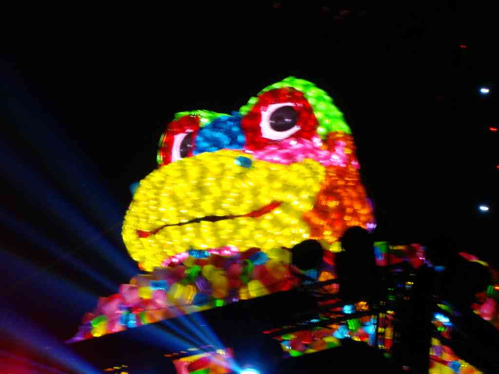 A dazzling close-up of the giant snake head!