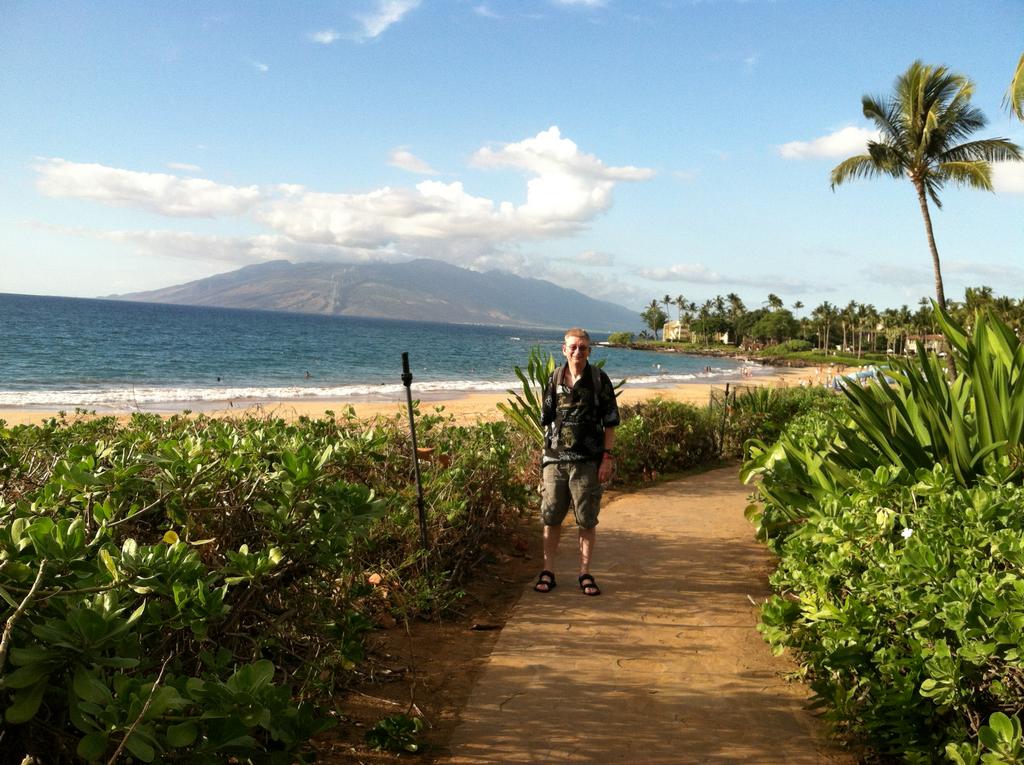 Along the beach, there is a beautifully paved pathway connecting several hotels together, including the Grand Wailea. The walk was incredibly picturesque.