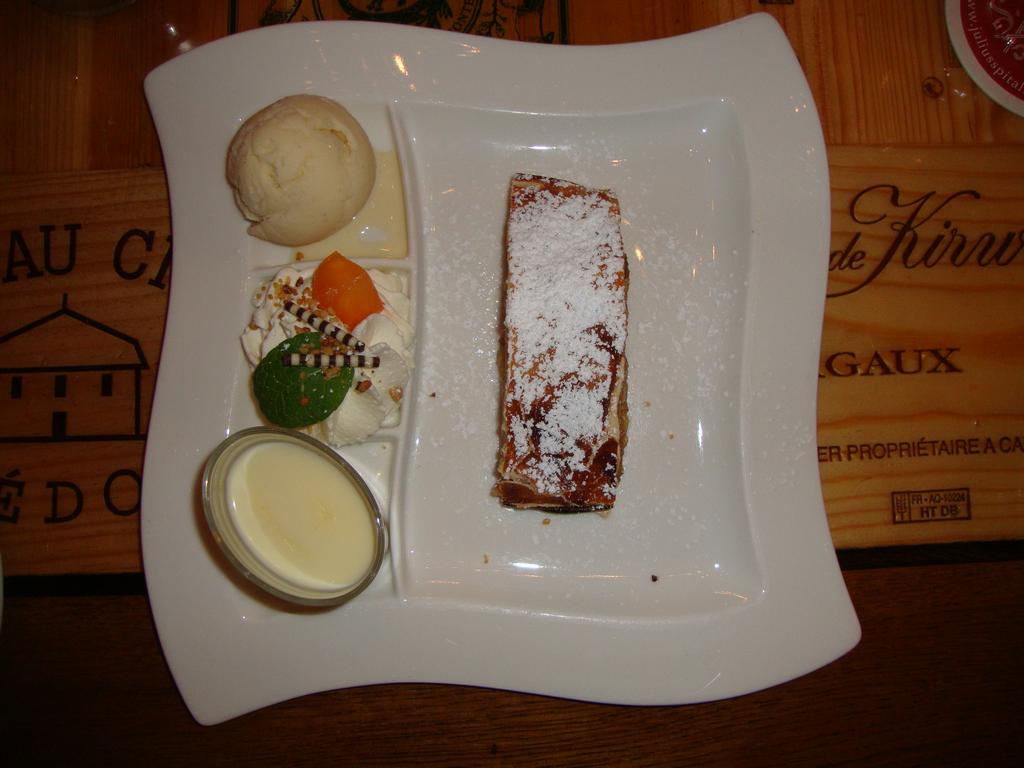 Ratskeller: Simply outstanding! Serving it with a scoop of rich vanilla ice cream was a brilliant touch.