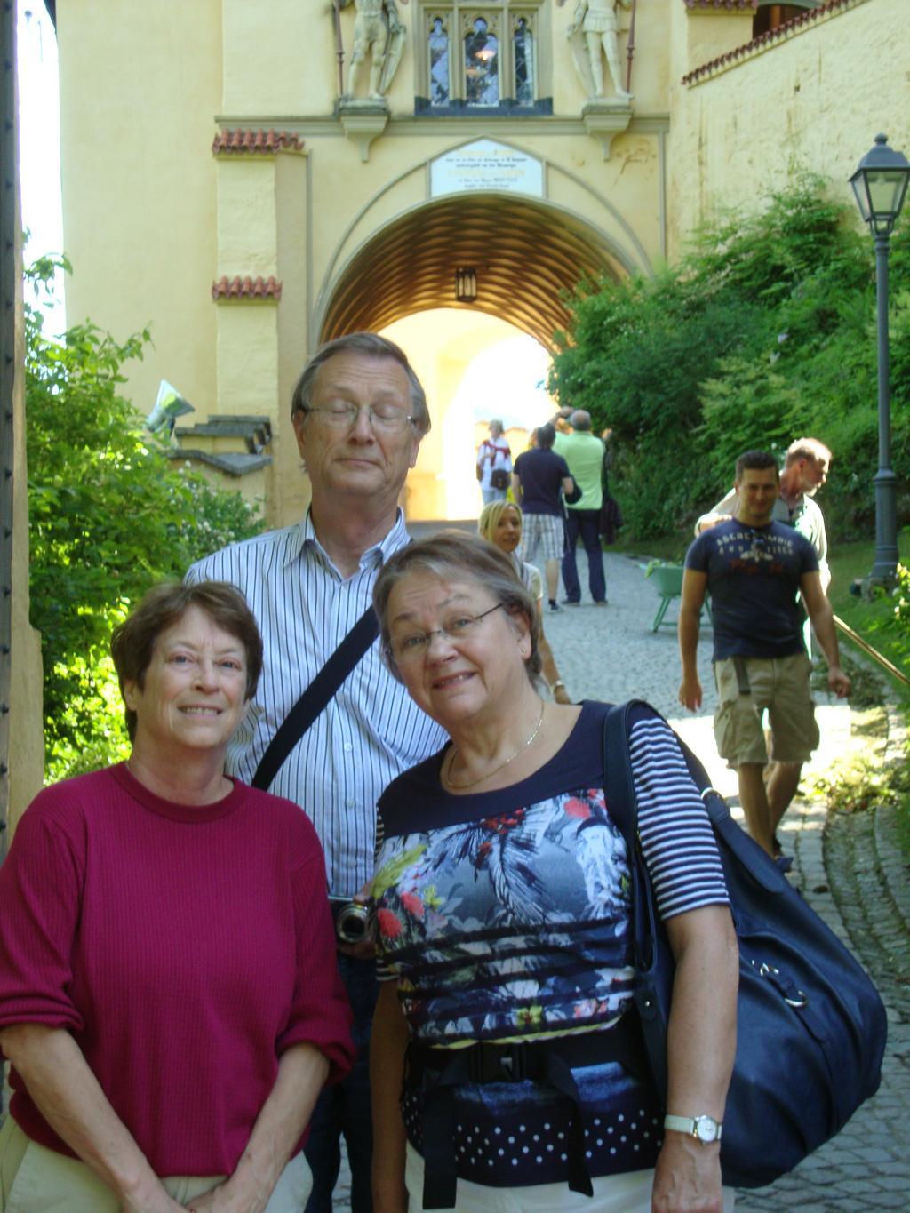 The second archway. Helen and Lettie in the foreground, Roelof in the back.